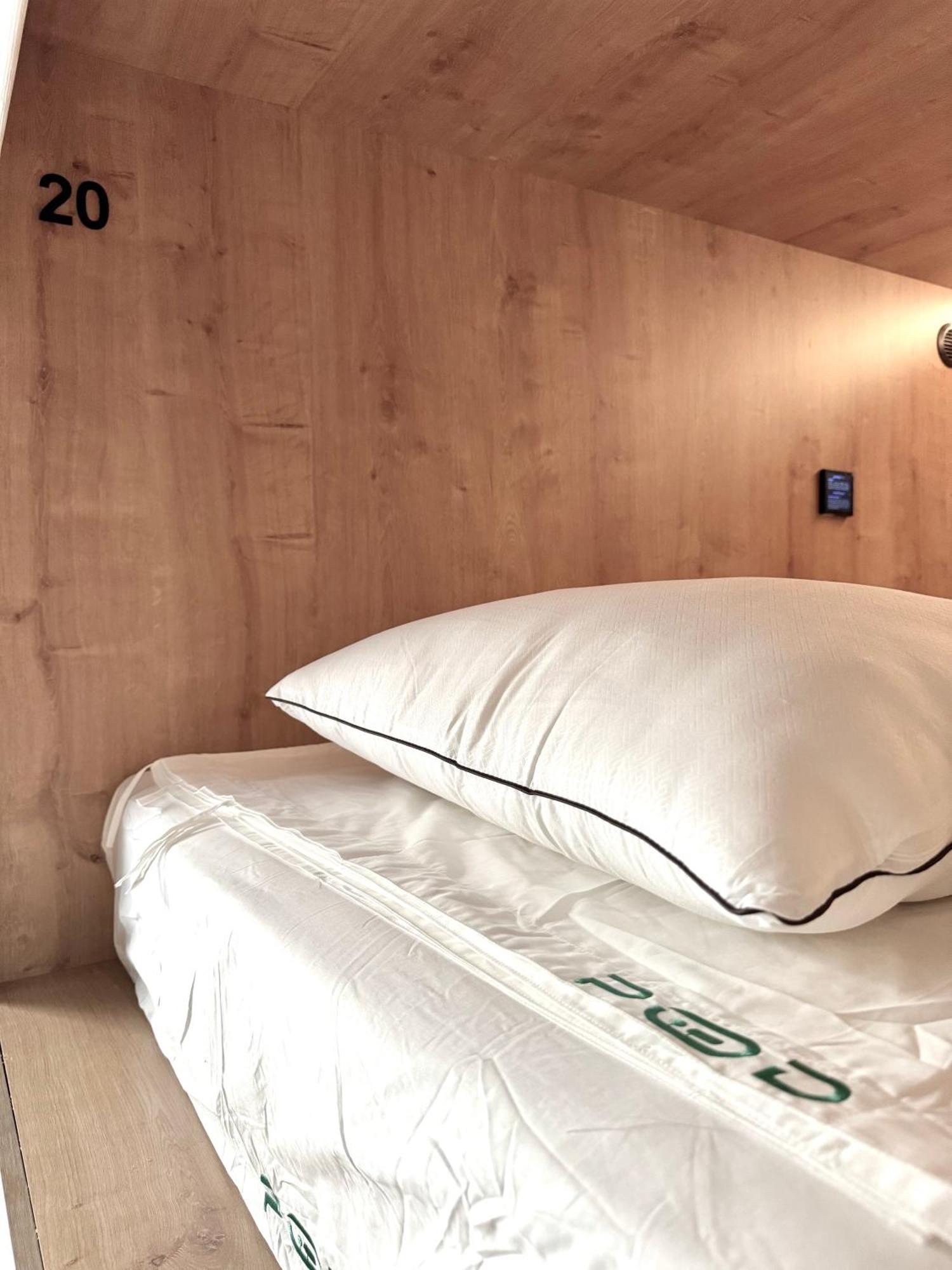 ולנסיה The Pod Suite Hostel Village מראה חיצוני תמונה