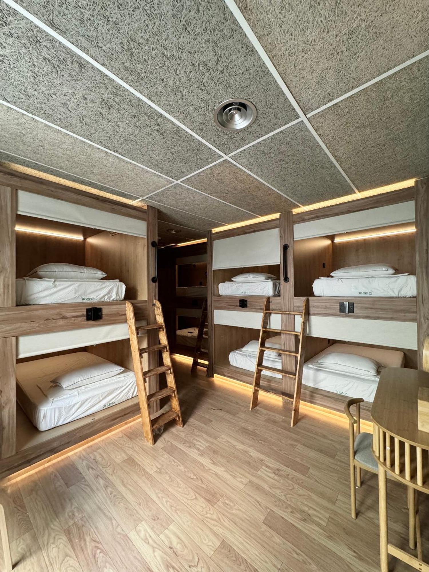 ולנסיה The Pod Suite Hostel Village מראה חיצוני תמונה