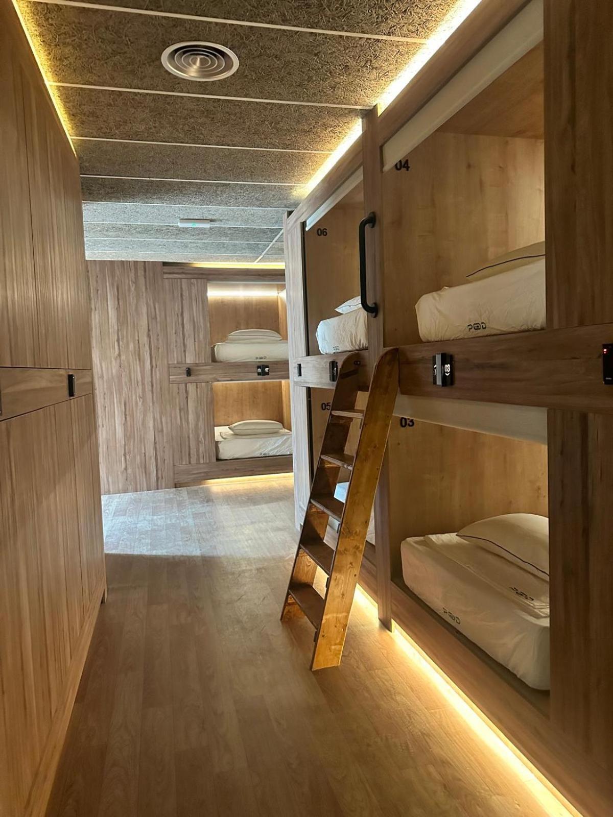 ולנסיה The Pod Suite Hostel Village מראה חיצוני תמונה