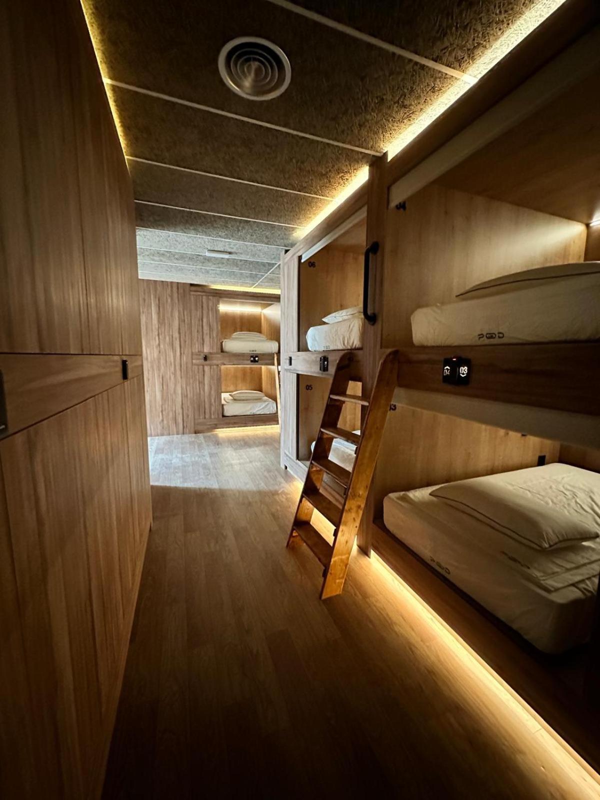 ולנסיה The Pod Suite Hostel Village מראה חיצוני תמונה