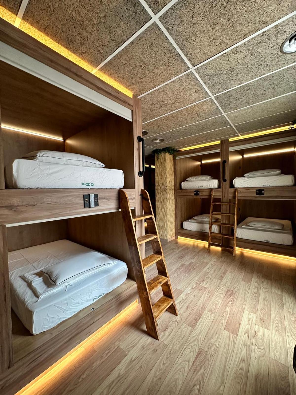 ולנסיה The Pod Suite Hostel Village מראה חיצוני תמונה